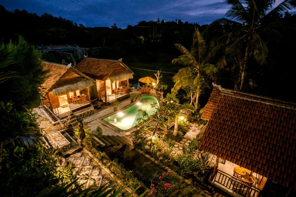 uma vista aérea de uma casa com piscina em The Lanjang valley Bungalow em Nusa Penida