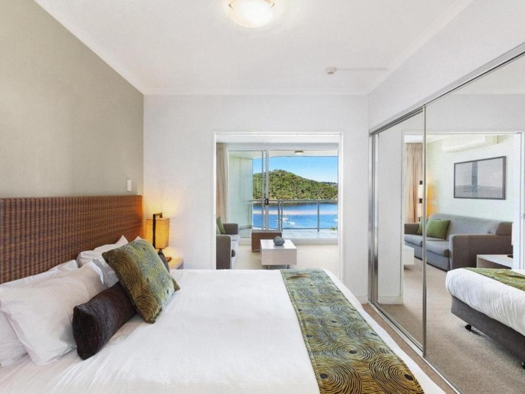 una camera con letto e vista sull'oceano di Ocean Panorama - 1 Bedroom Oceanview Apt a Ettalong Beach