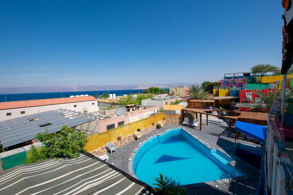 - une vue depuis le toit d'un immeuble avec piscine dans l'établissement Bedouin Garden Village, hotel Dive, à Aqaba