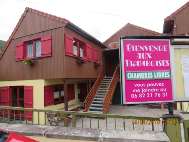 une maison avec un panneau devant elle dans l'établissement Gîte et chambres d'hôtes Les Framboises, à Katzenthal