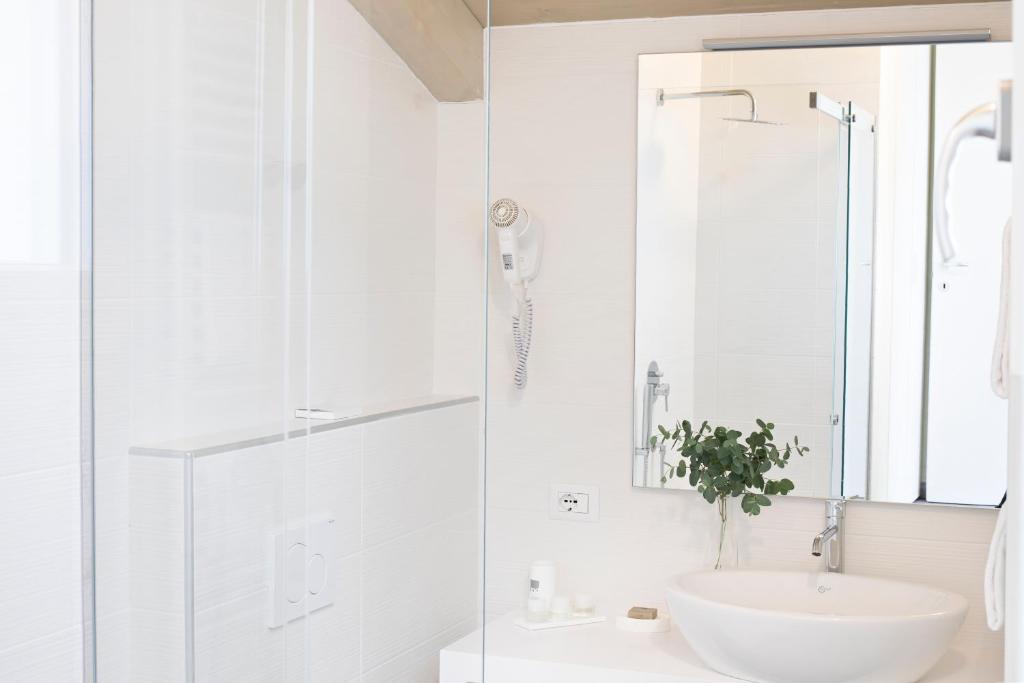 A bathroom at CHARMING MOMENT di Villa Porta - Residenza Porto Vecchio