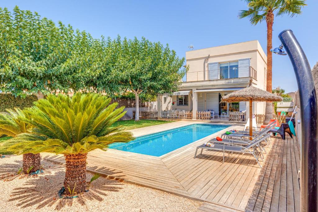 een huis met een zwembad en een huis bij Villa Ronda Estación in Porreres