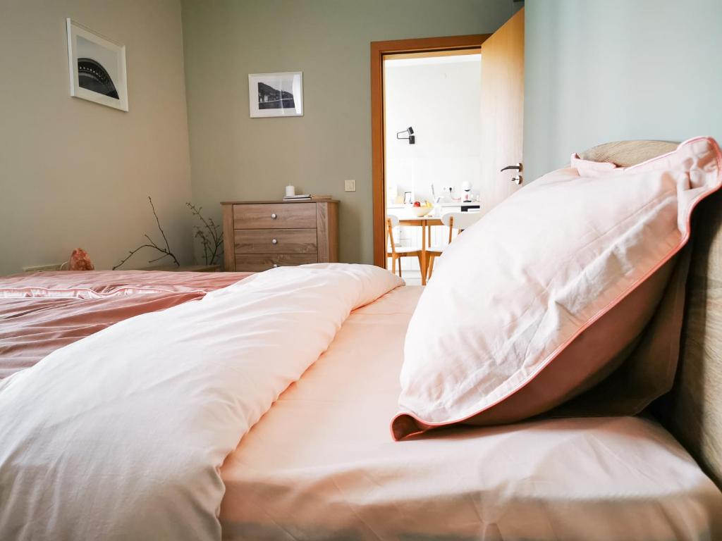 una camera con un letto con due cuscini sopra di So Close Kapana - 2 Rooms Central Apartments a Plovdiv