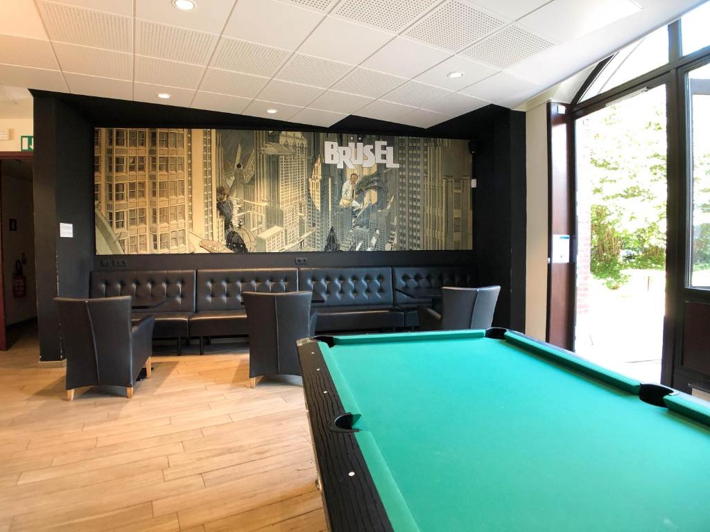 Biliár nebo kulečník v ubytování HI Brussels Generation Europe Hostel