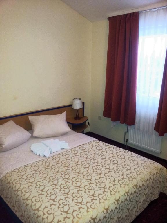 Postel nebo postele na pokoji v ubytování Hotel Galerija