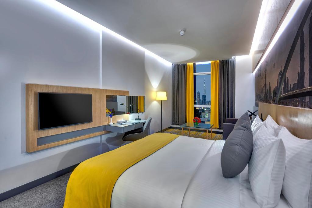 Postel nebo postele na pokoji v ubytování URBAN Al Khoory Hotel