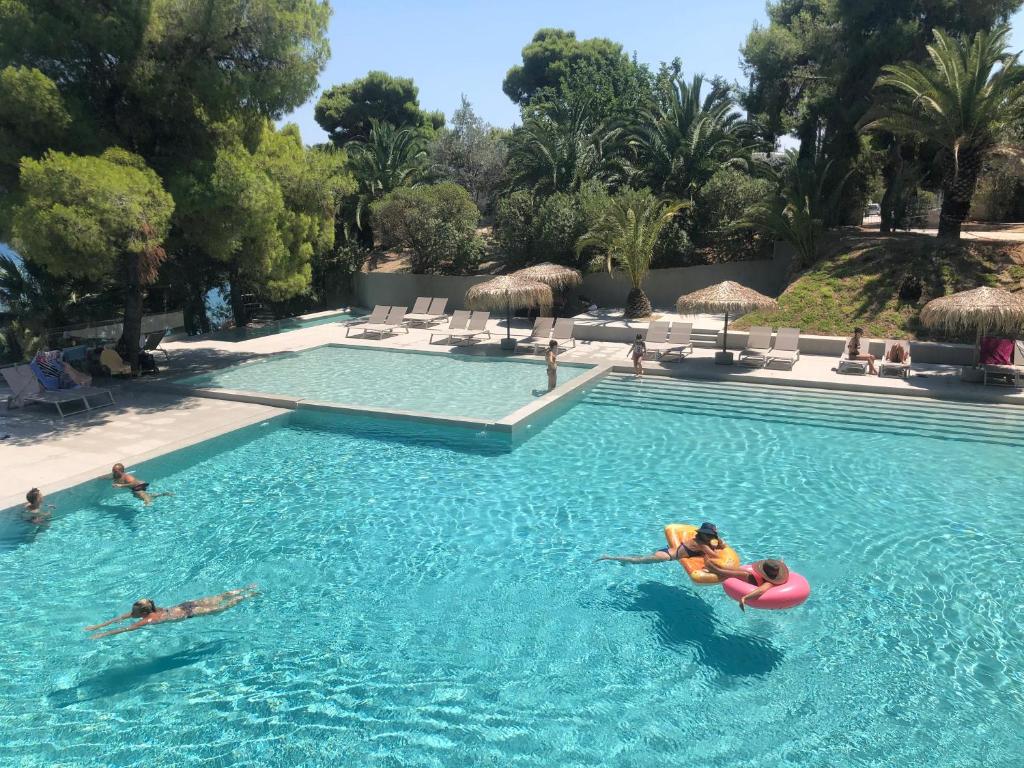 Bazén v ubytování King Saron Hotel Resort nebo v jeho okolí