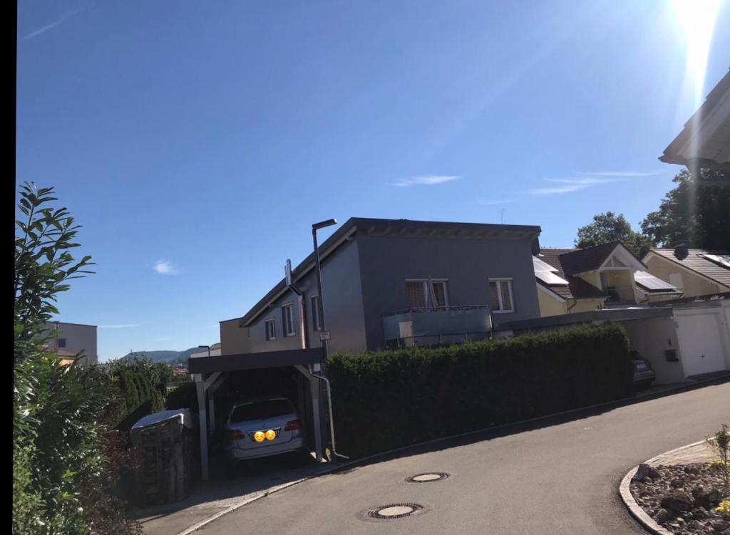 uma casa com a porta da frente aberta numa rua em Schöne & ruhige Ferienwohnung em Pfullingen