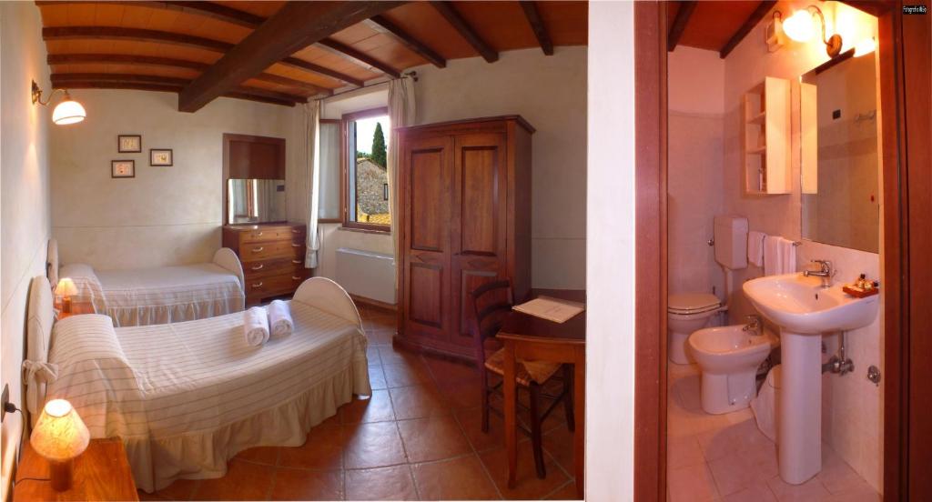 A bed or beds in a room at Agriturismo Le Piane Del Milia