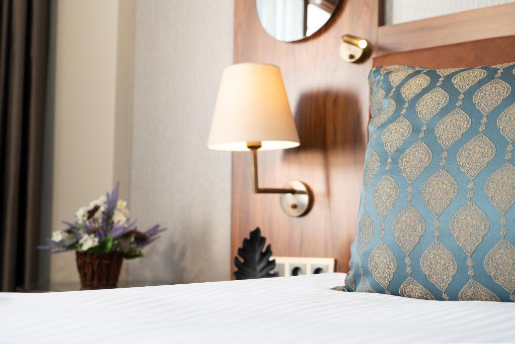 Postel nebo postele na pokoji v ubytování Grand Sirkeci Hotel