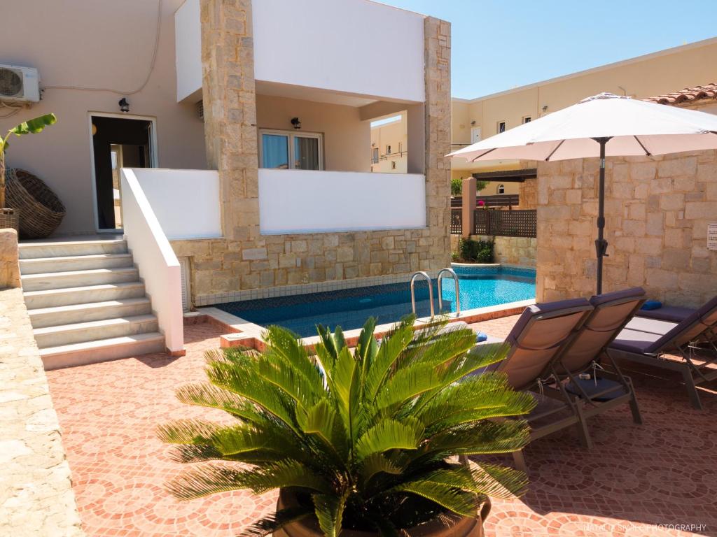 Bazén v ubytování Alexandra SeaSide Villas nebo v jeho okolí