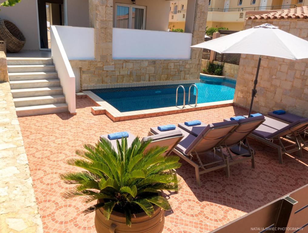 Bazén v ubytování Alexandra SeaSide Villas nebo v jeho okolí