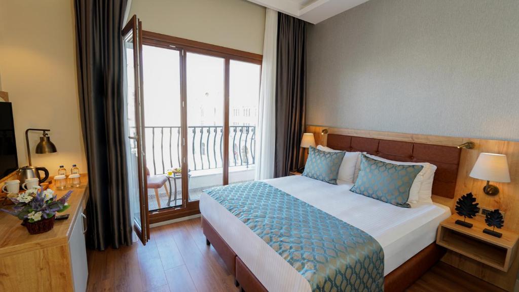Postel nebo postele na pokoji v ubytování Grand Sirkeci Hotel