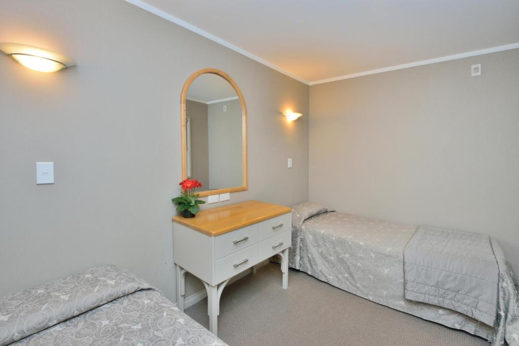 Postel nebo postele na pokoji v ubytování Shoreline Motel
