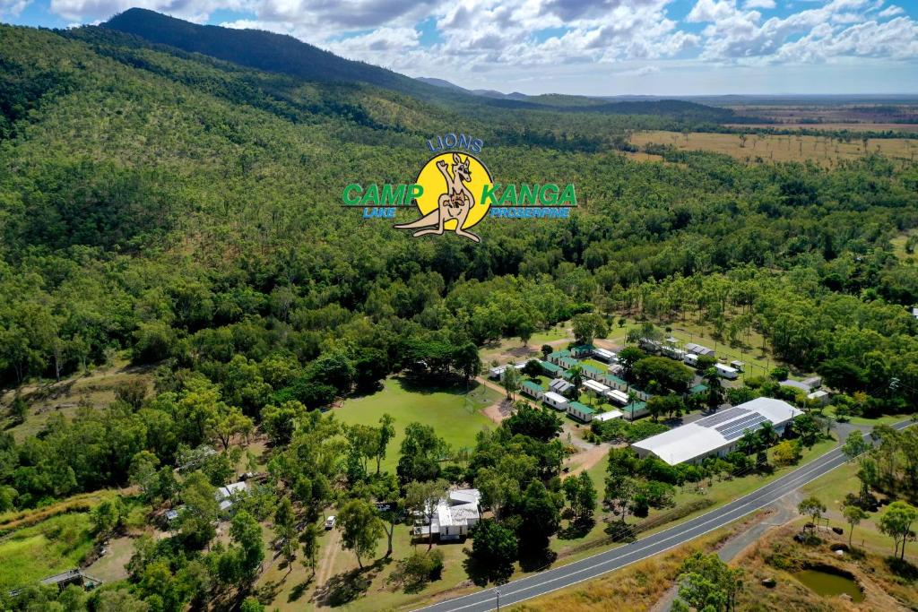 uma vista aérea de um parque com árvores e uma estrada em Lions Camp Kanga em Dittmer