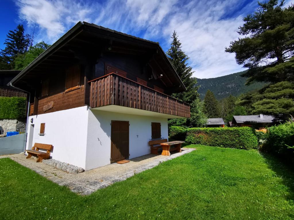 a building with a balcony and a grass yard at Casa Beata CB0 in Blatten bei Naters
