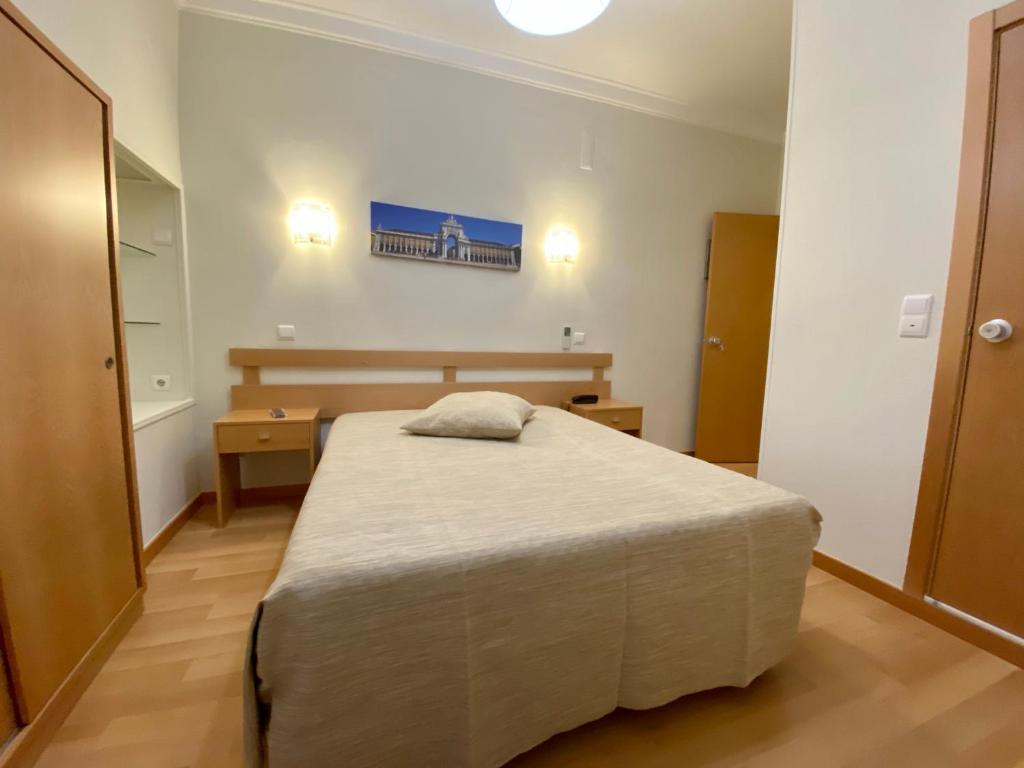 sypialnia z dużym łóżkiem w pokoju w obiekcie Paradouro w Lizbonie