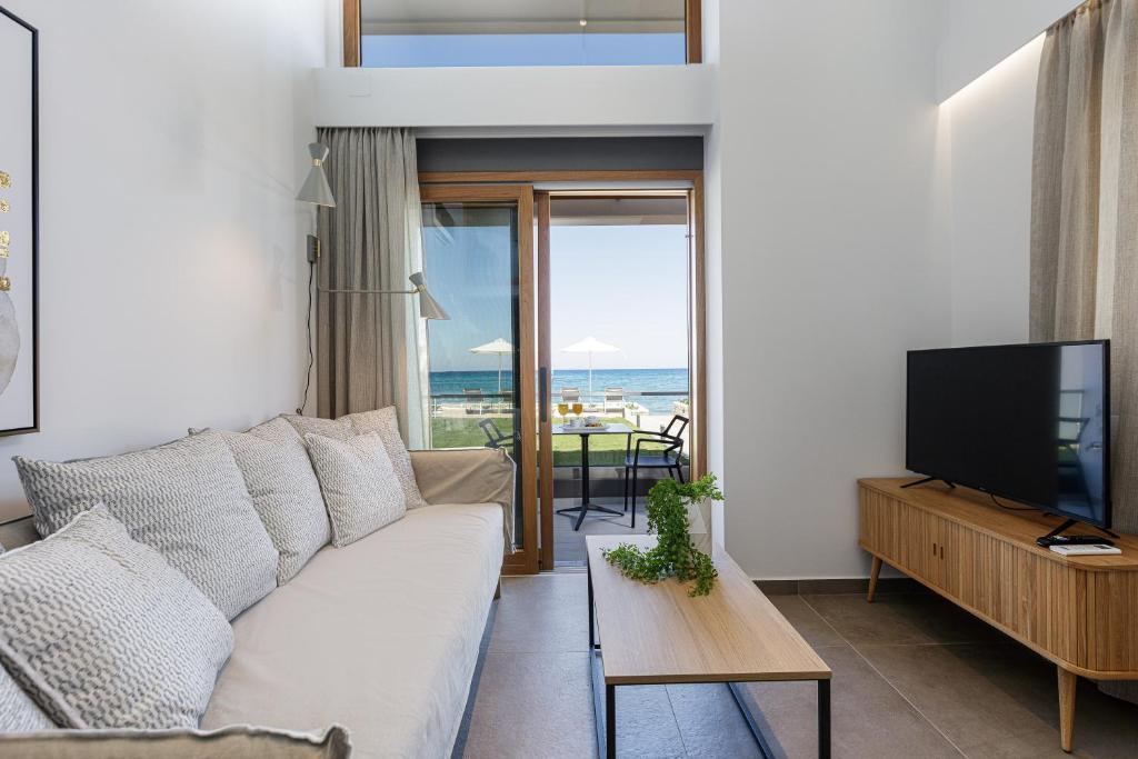 TV a/nebo společenská místnost v ubytování North Coast Seaside Suites