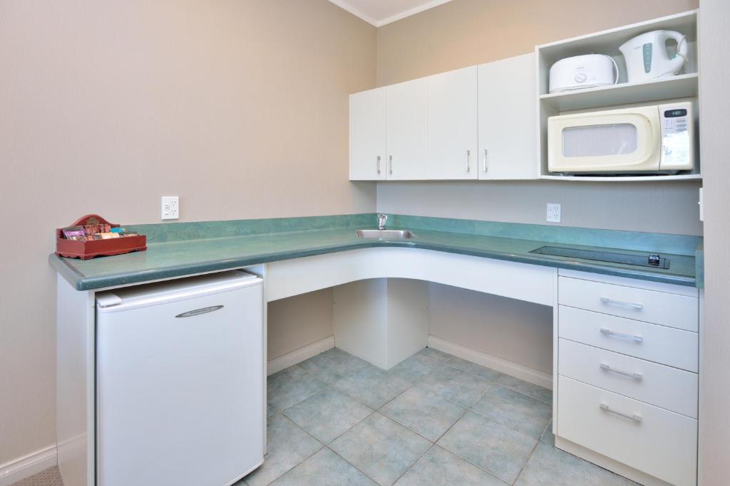 Kuchyň nebo kuchyňský kout v ubytování Shoreline Motel