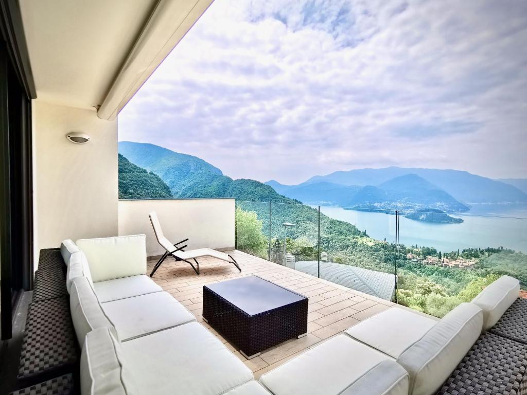 een woonkamer met een witte bank en een groot raam bij THE VIEW!!! by Design Studio in Perledo