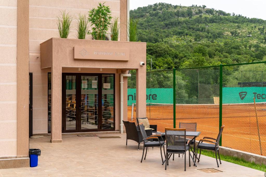Nespecifikovaný výhled na hory nebo výhled na hory při pohledu z hotelu