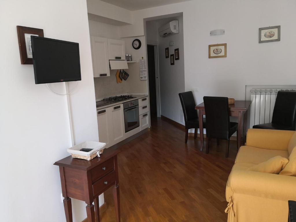 努馬納的住宿－Grazioso appartamento in Centro a Numana，带沙发的客厅和带桌子的厨房