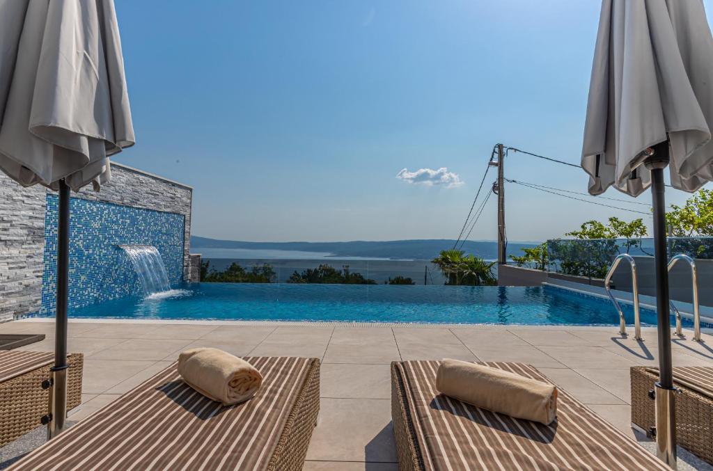Bazén v ubytování Luxury Villa Lorena with heated pool, jacuzzi,sauna and seaview nebo v jeho okolí
