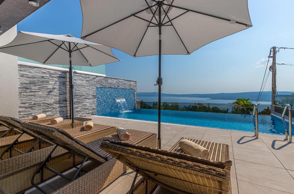 Bazén v ubytování Luxury Villa Lorena with heated pool, jacuzzi,sauna and seaview nebo v jeho okolí
