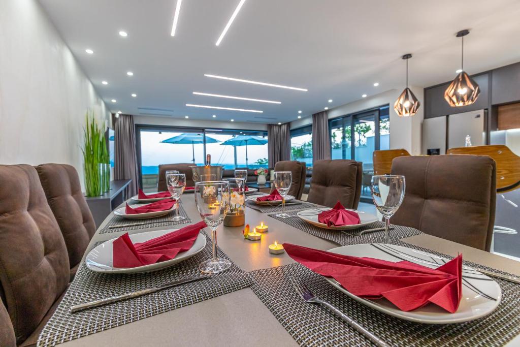 Posezení v ubytování Luxury Villa Lorena with heated pool, jacuzzi,sauna and seaview