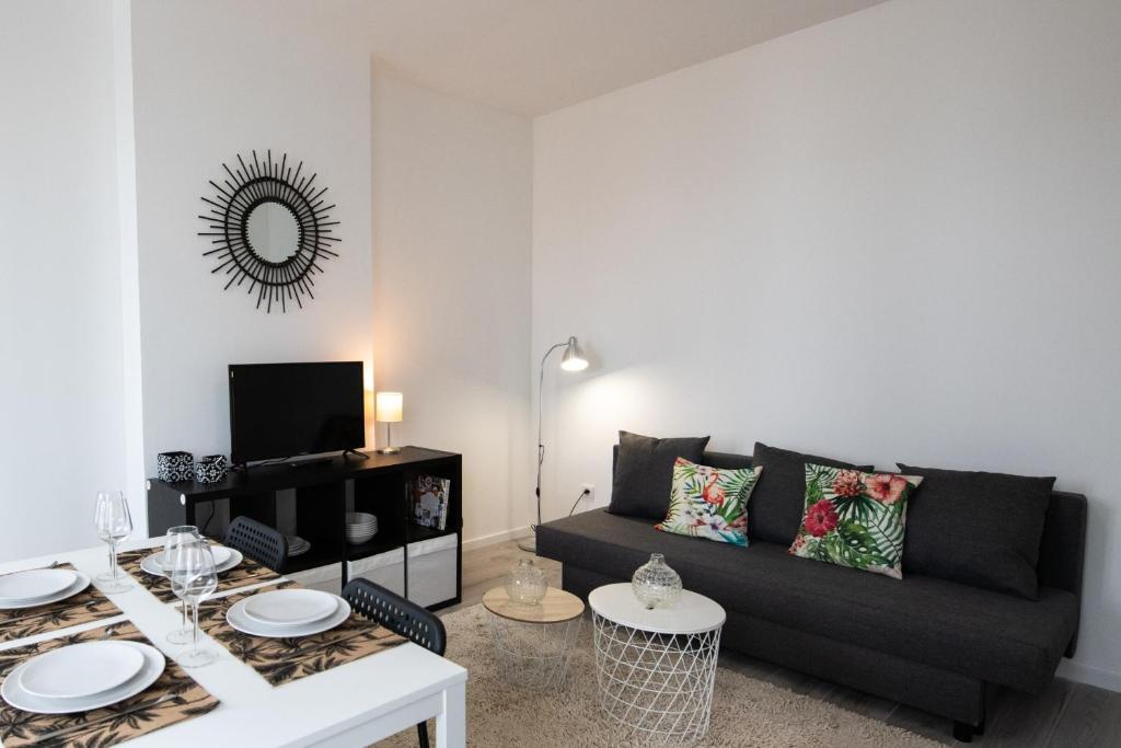 sala de estar con sofá y mesa en Le Mille - Cosy appartement 4 personnes - 15mn du centre de Lyon, en Villeurbanne
