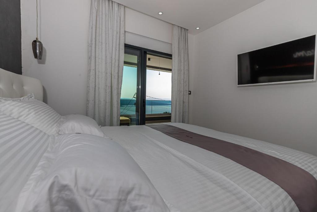 Postel nebo postele na pokoji v ubytování Luxury Villa Lorena with heated pool, jacuzzi,sauna and seaview