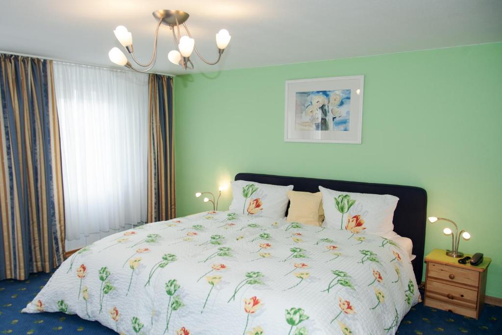Postel nebo postele na pokoji v ubytování Hotel Gästehaus Priester