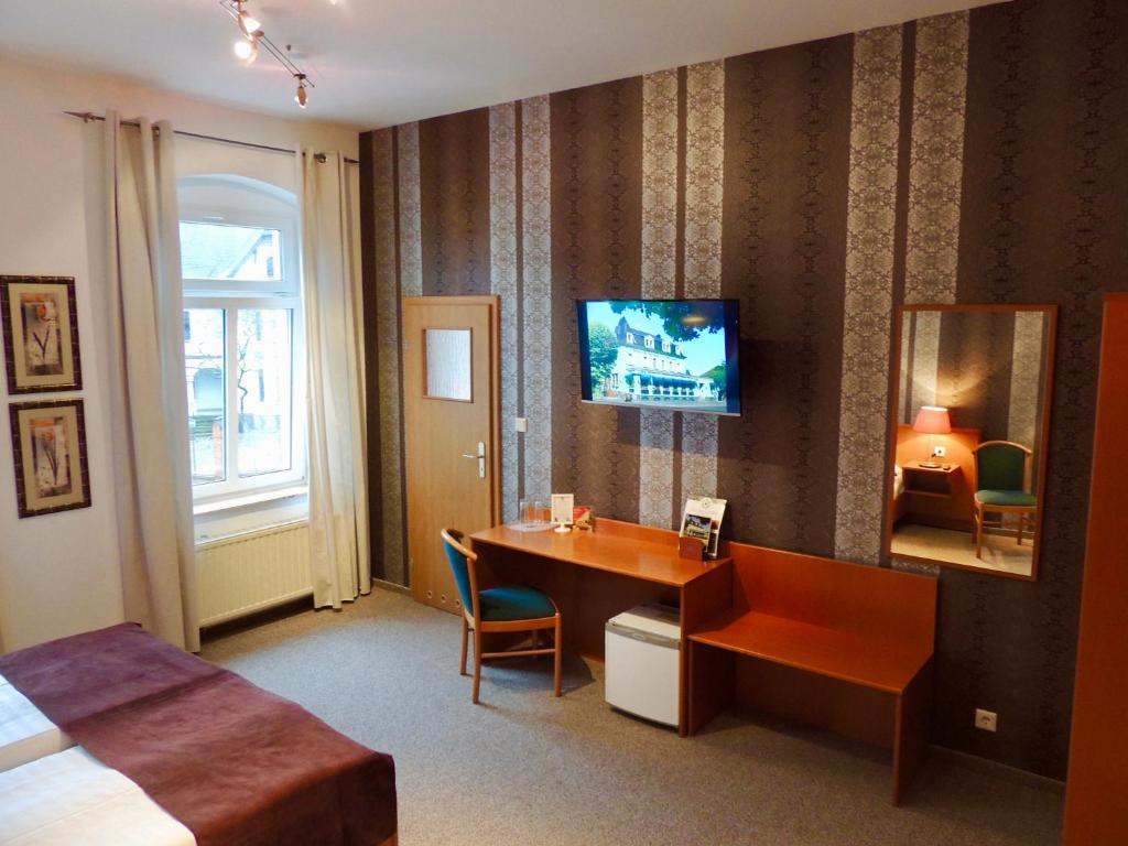 TV a/nebo společenská místnost v ubytování ZU DEN LINDEN - RADEBEUL Pension mit Restaurant