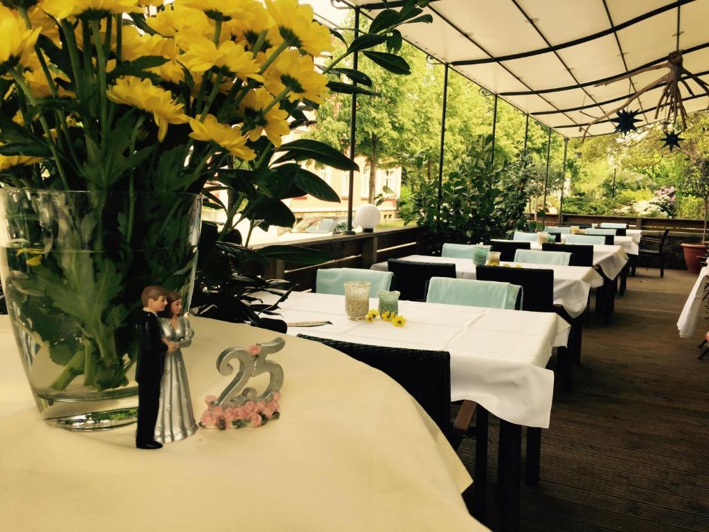 Restaurace v ubytování ZU DEN LINDEN - RADEBEUL Pension mit Restaurant