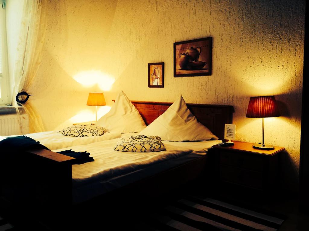 Postel nebo postele na pokoji v ubytování ZU DEN LINDEN - RADEBEUL Pension mit Restaurant