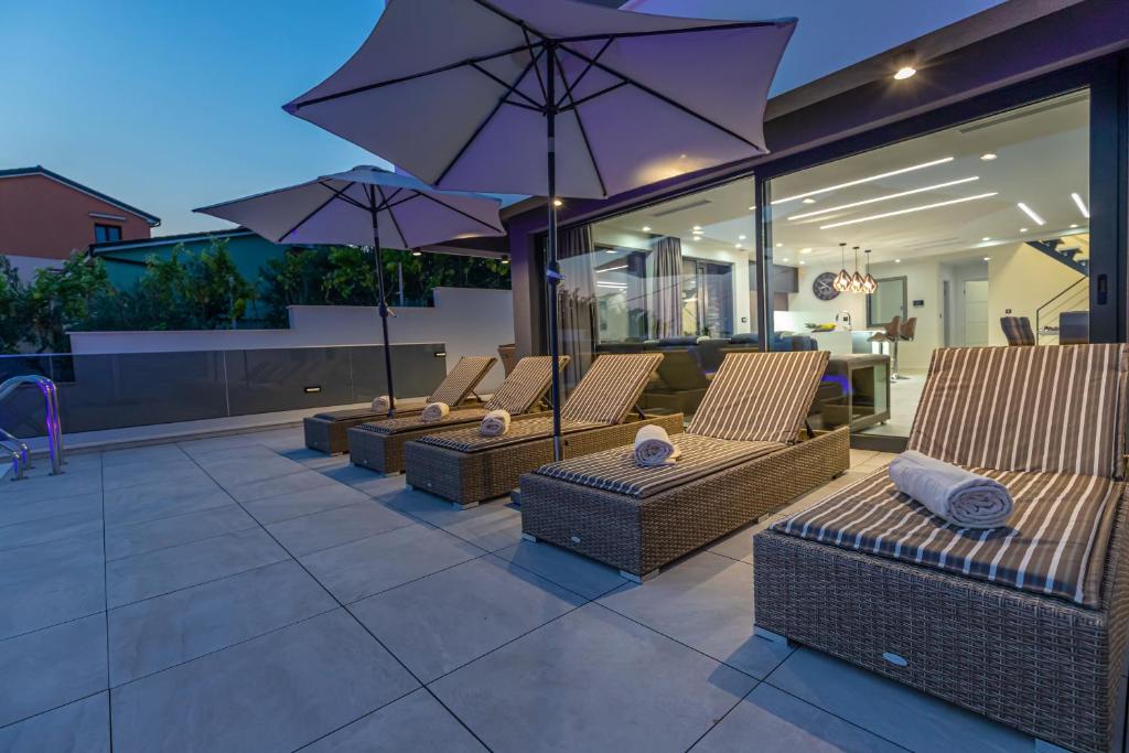 Posezení v ubytování Luxury Villa Lorena with heated pool, jacuzzi,sauna and seaview