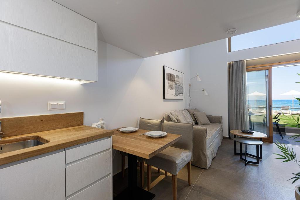 North Coast Seaside Suites - 10