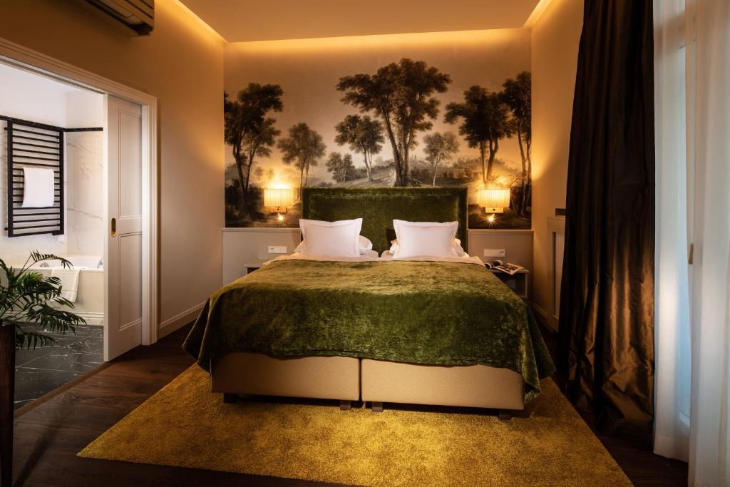 A bed or beds in a room at Hotel Bristol Salzburg