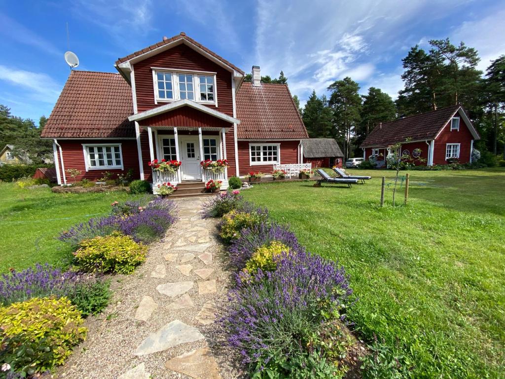 ein Haus mit lila Blumen davor in der Unterkunft Villa Hanson in Noarootsi