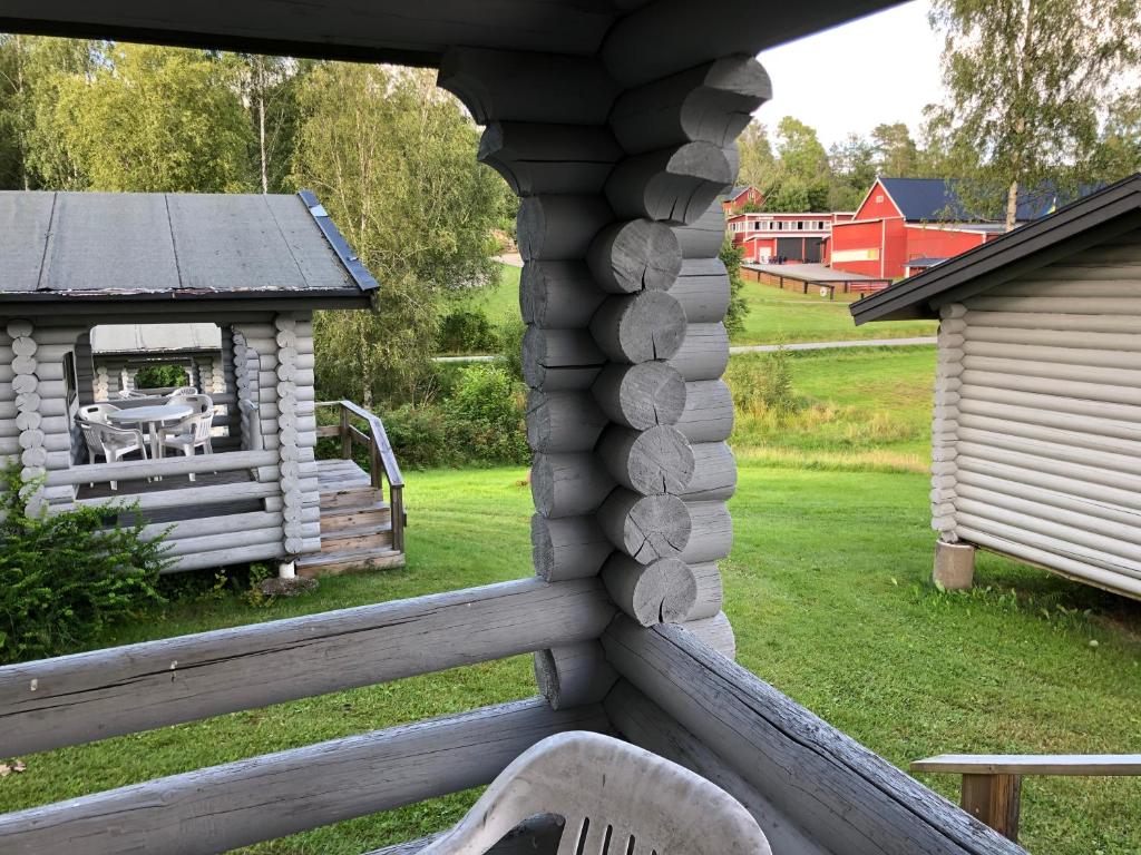 eine Veranda auf der Rückseite mit einem Stuhl und einem Pavillon in der Unterkunft Lane Loge in Uddevalla