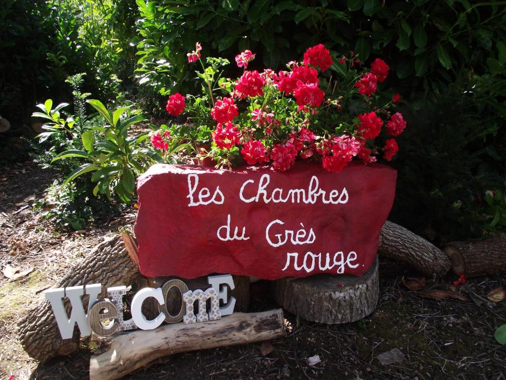 Um sinal que diz "A casa dos Chandon du Gros" em chambres du grès rouge de Beauval em Beauval