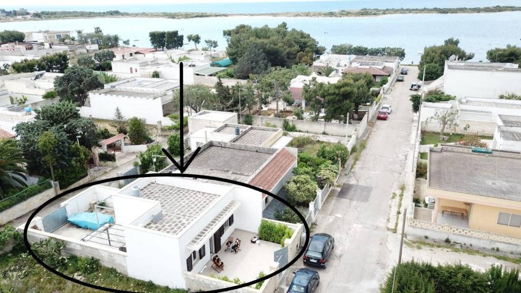 - une vue sur une ville avec un bâtiment blanc dans l'établissement Casa Luri, à Porto Cesareo