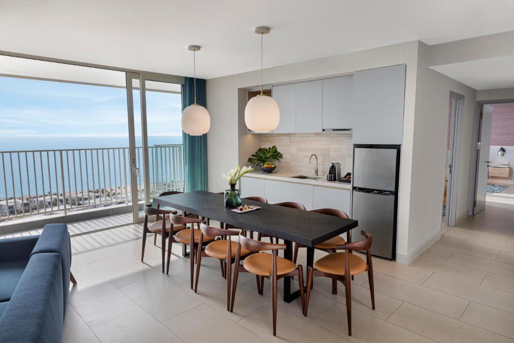 3 Bedroom Suite with Terrace Panoramic Ocean View - 2 Kings & 1 Twin