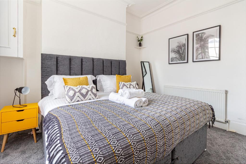 a bedroom with a large bed in a room at Guest Homes - Montpellier Villa Apartment in Cheltenham