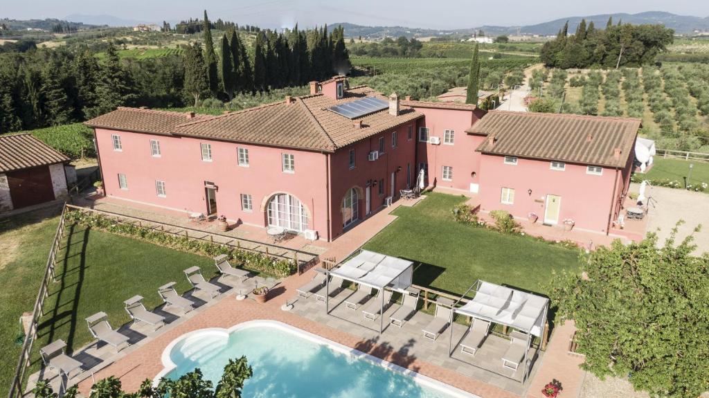 ラストラ・ア・シーニャにあるResidenza Piandaccoliの大きなピンクの家の空中を望む