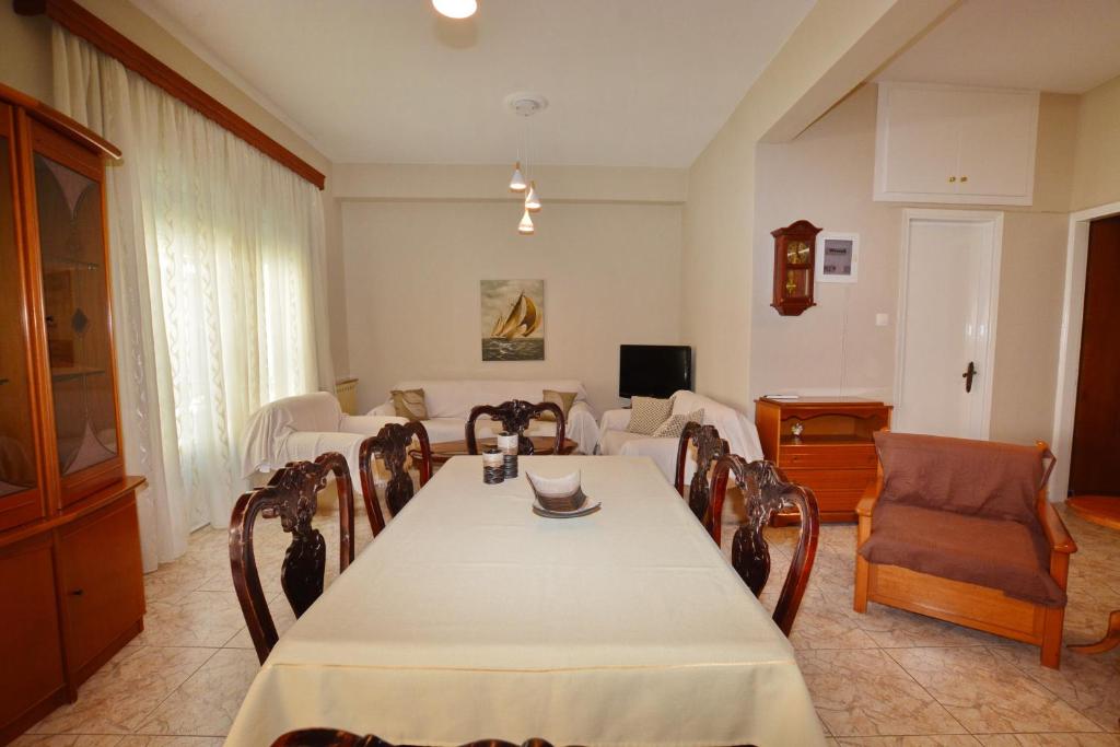 Telewizja i/lub zestaw kina domowego w obiekcie Evi's House