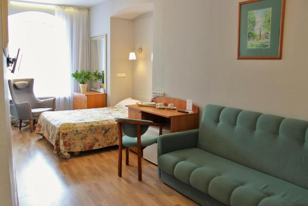 una camera d'albergo con letto e divano di Nevsky 105 Hotel a San Pietroburgo