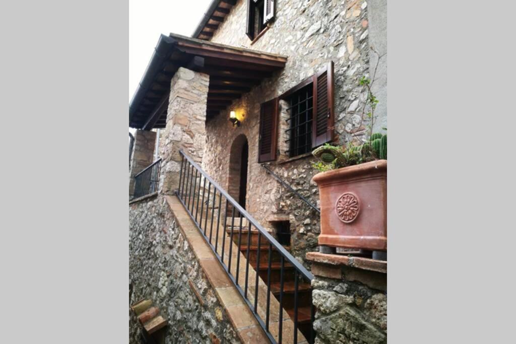 - un bâtiment en pierre avec des escaliers et un escalier dans l'établissement LA PIETRA UMBRA di Benedetta & Bros, à Porchiano