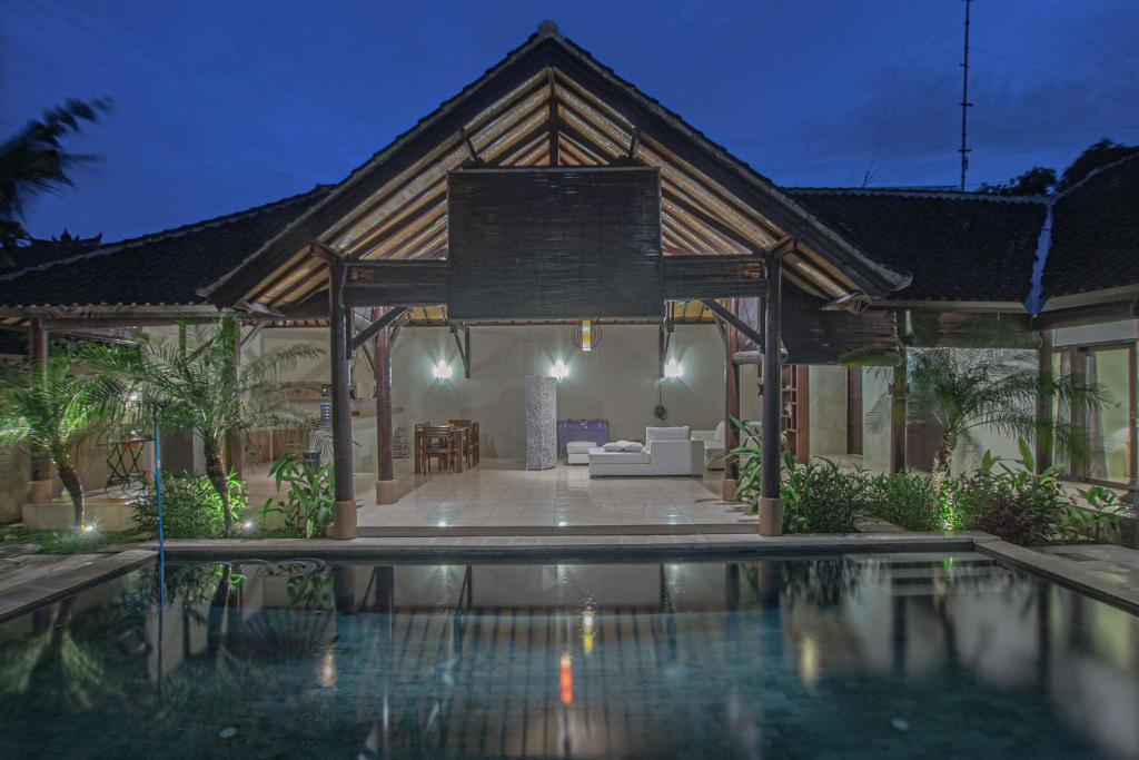 สระว่ายน้ำที่อยู่ใกล้ ๆ หรือใน Theo Villa - 2 bedroom