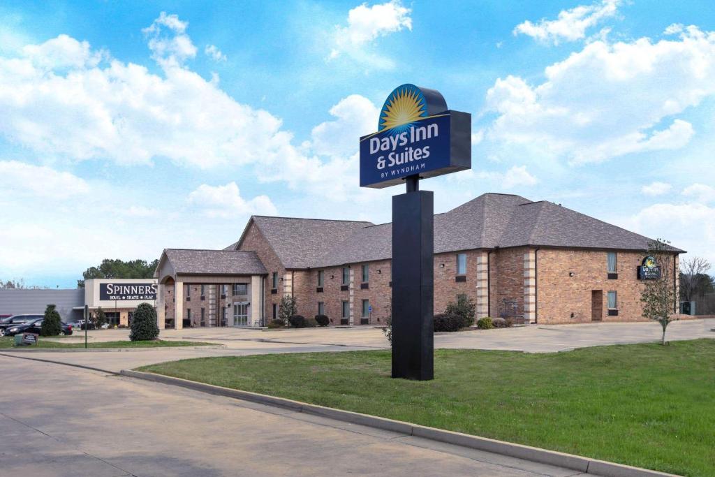 a street sign in front of a building at Days Inn & Suites by Wyndham Florence/Jackson Area in Florence